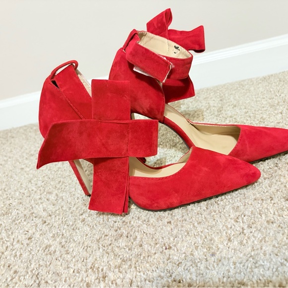 Red High Heels with Pointed Toe and Dramatic Bow - Picture 8 of 11